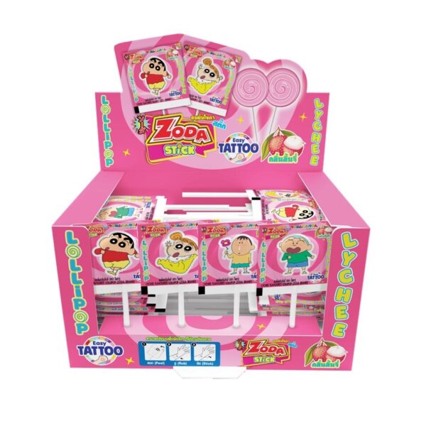 อมยิ้ม Zoda Stick X Crayon Shin Chan กลิ่นลิ้นจี่ (+Easy Tattoo) ขนาด 50 แท่ง/แพ็ค